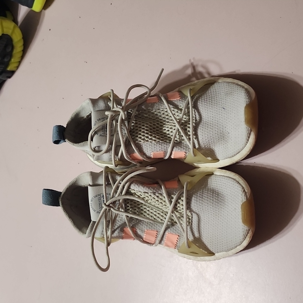 Tennis shoes